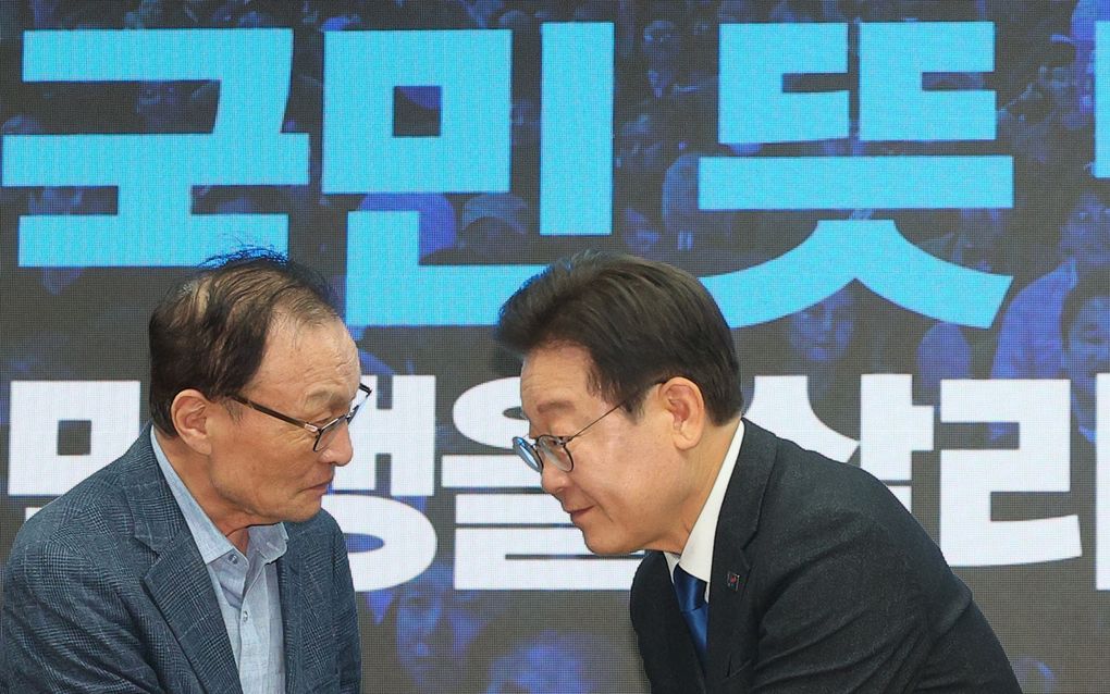 Oppositieleider Lee Jae-myung (r) groet Lee Hae-chan, campagneleider van de Democratische Partij. Beeld EPA/Yonhap South Korea