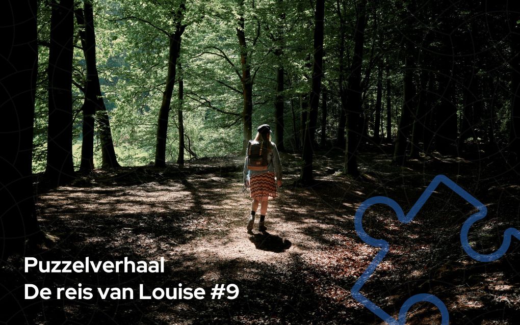 Meisje met pet en rugzak, op de rug gezien, lopend door een bos.