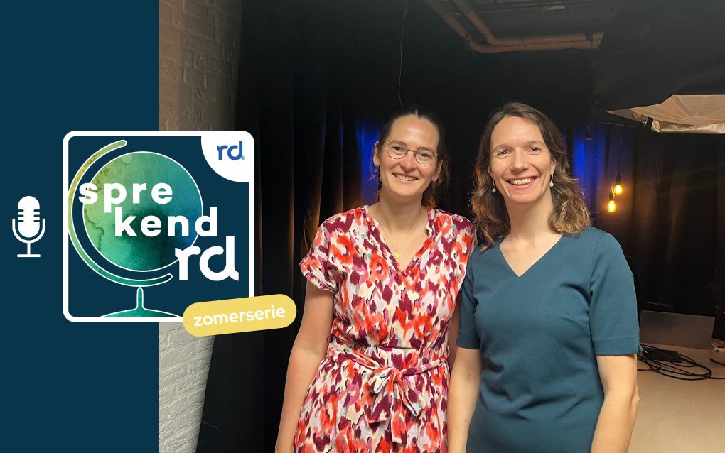 Hanneke Klein en Arine van den Bor bij de podcaststudio