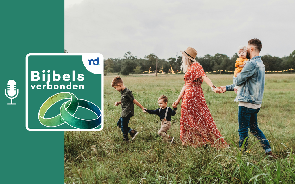 Man, vrouw en drie kinderen lopen in ene grasland