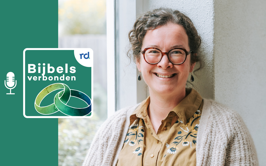 Baby die drinkt uit een fles