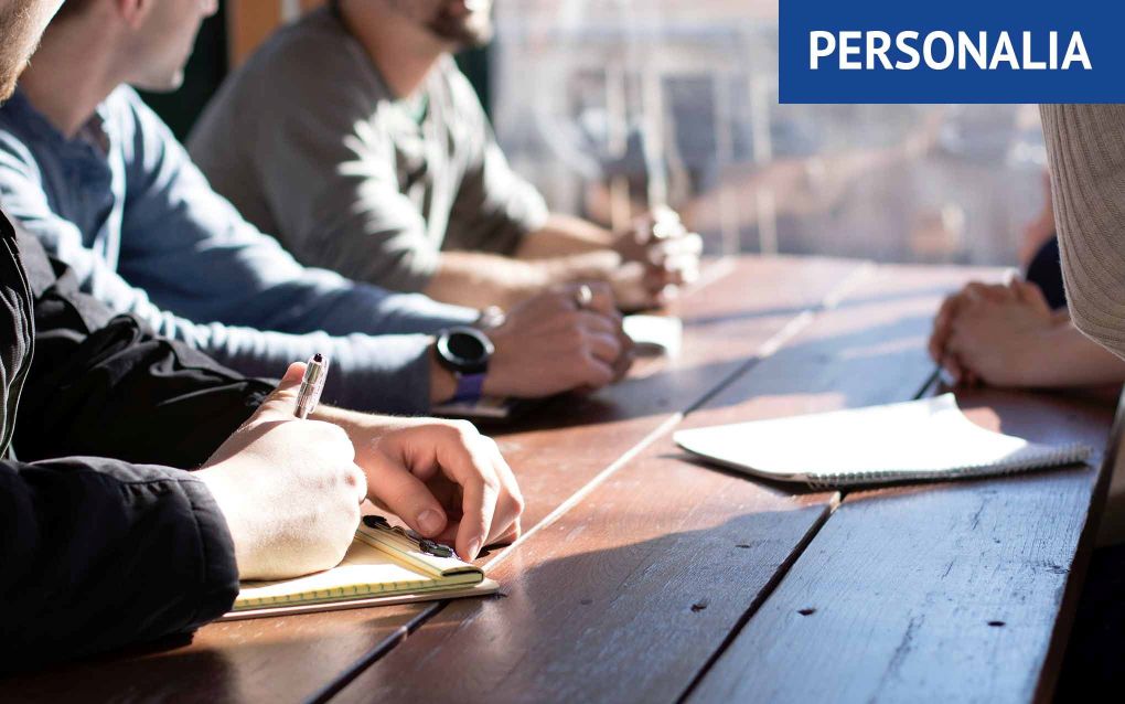 Vignet Personalia, met mensen rond een tafel.