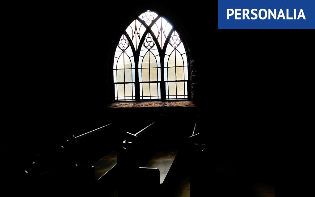 Donkere kerk met kerkraam.