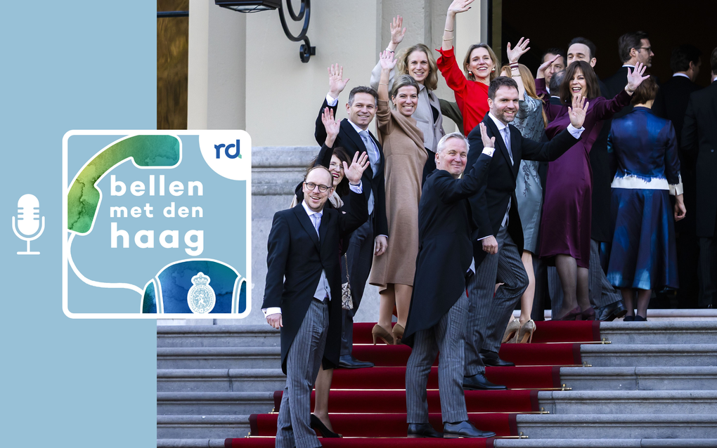 Lachende mensen in nette kleding op een trap met een rode loper