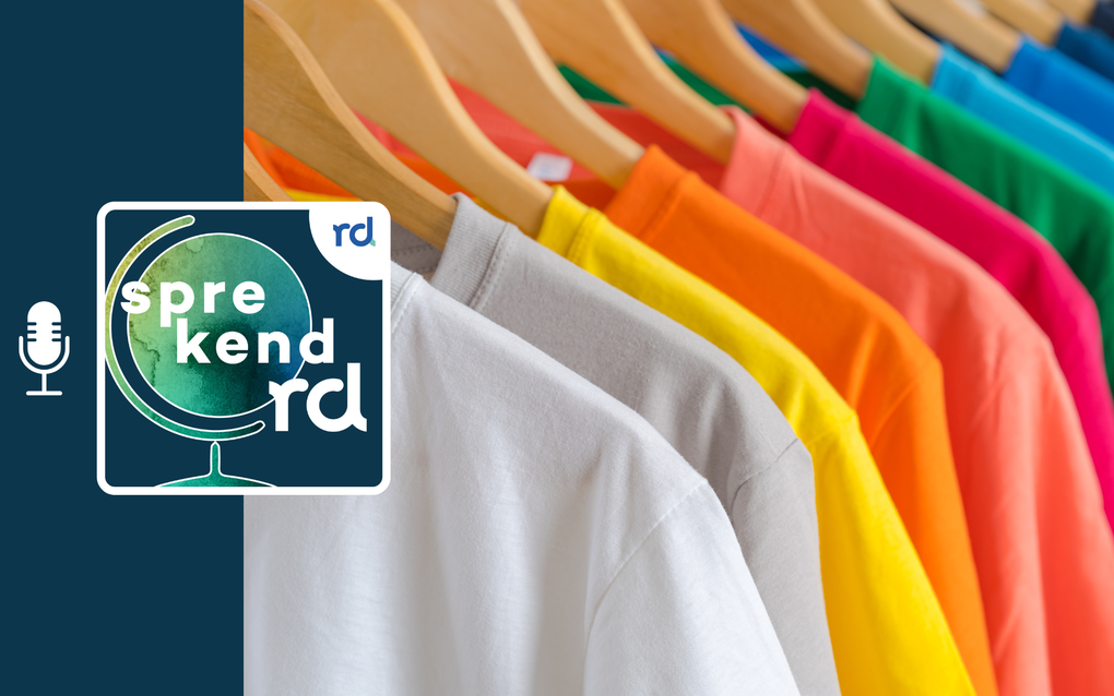 Kleurige shirts aan kledinghangers