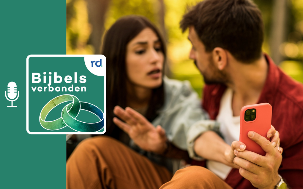 Een man met een telefoon in zijn hand en naast hem een vrouw die op die telefoon wil kijken.