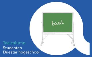 Een blauwe plaat met een witte uitsparing in de vorm van een praatwolkje, in de uitsparing is een getekend schoolbord te zien, met op het bord de letters ”taal”