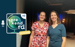 Hanneke Klein en Arine van den Bor bij de podcaststudio