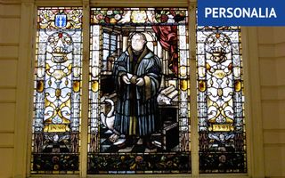 Vignet Personalia, met een glas-in-loodraam met Maarten Luther erop.