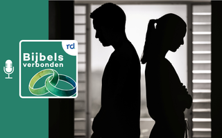 Man en vrouw die met de ruggen naar elkaar staan