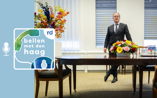 Verkenner Wouter Koolmees staande achter een tafel met daarop een bloemstuk