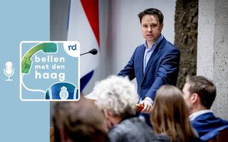 Joost Sneller achter het spreekgestoelte in de vergaderzaal van de Tweede Kamer