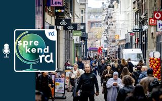 Drukke winkelstraat met kerstversiering