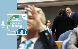 PVV-leider Geert Wilders maakt een foto in de Tweede Kamer en op de achtergrond staat PVV’er Gidi Markuszower