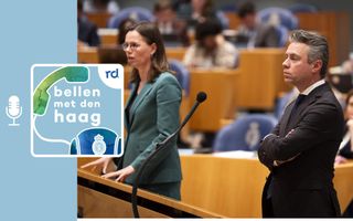 Mirjam Bikker (ChristenUnie) en Chris Stoffer (SGP) achter de interruptiemicrofoons in het Tweede Kamergebouw.