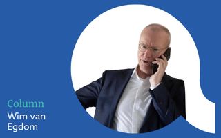 Op de illustratie een portret van een man met bril en een telefoon aan zijn oor. Hij draagt een wit overhemd en een donkerblauw jasje.