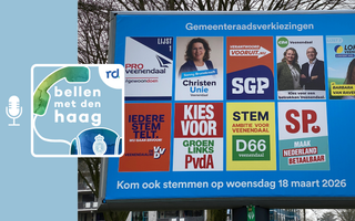 Blauw bord met verkiezingsposters.