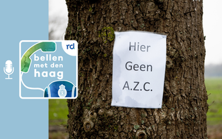 Boom met wit papier met daarop de tekst: ”Hier Geen A.Z.C.”