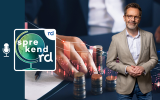 Geldmunten die door een hand worden geschoven, met daarbij een financiële grafiek en Martin Schuurman.