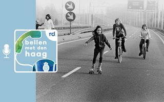 Kinderen die fietsen en rolschaatsen op de snelweg in 1973.