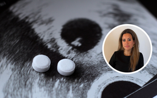 Een echofoto met twee pillen daarop.