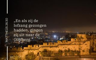 Bijbeltekst met een foto van Jeruzalem bij avond.