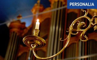 Kroonluchter en orgelfront.