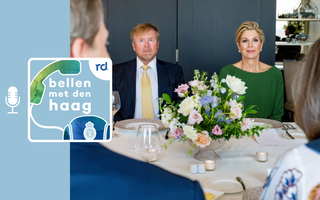 Koningspaar zit aan een tafel tijdens een werkbezoek in de VS, Philadelphia