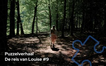 Meisje met pet en rugzak, op de rug gezien, lopend door een bos.