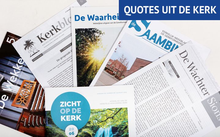 Een stapeltje kerkbladen.