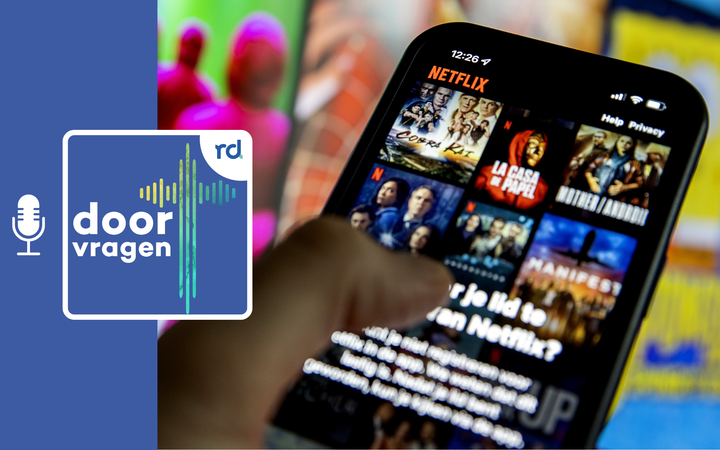 Vrouw die op haar tablet kijkt 