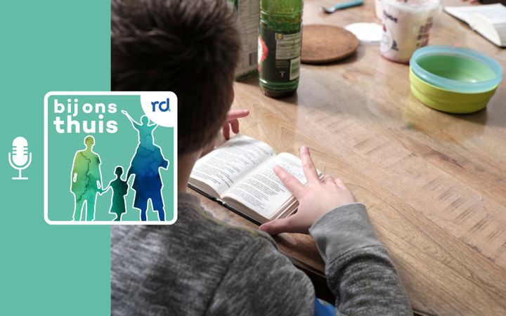 Psalmen zingen aan tafel.