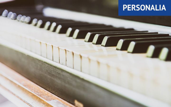 Witte en zwarte pianotoetsen.