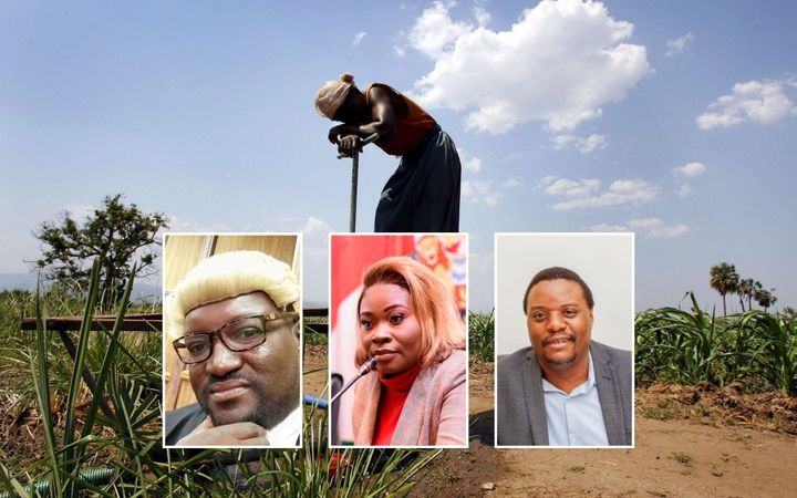 Donkere gestalte op een waterpomp op een akker met groen gewas