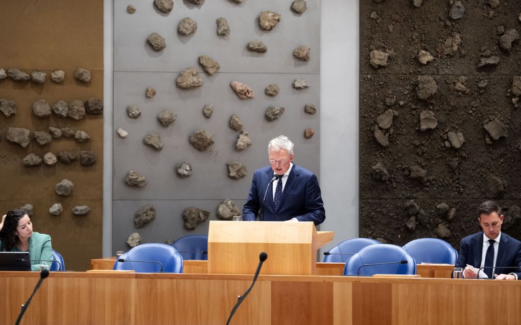 Staatssecretaris Folkert Idsinga van Fiscaliteit en Douane (m.) achter het spreekgestoelte in de Tweede Kamer. beeld ANP, Jeroen Jumelet