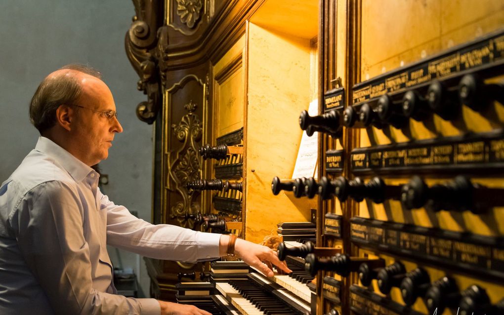 Vincent de Vries achter de klavieren van het orgel van de Bovenkerk in Kampen. beeld via Facebook