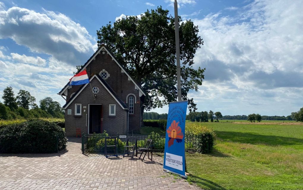 Kerken in de gemeente Westerveld (Zuidwest-Drenthe) hebben zes ”rondjes om de kerk” bedacht. Elk daarvan laat enkele van de veertien kerkgebouwen in de gemeente zien, „maar ook nog eens het natuurschoon en de dorpsgezichten waar Westerveld beroemd om is”, aldus ds. M. de Jager, predikant van de Brug-Eskerk in Dwingeloo. Op de foto de Kapel (fietskerk) in Leggeloo. Meer informatie: missiewesterveld.nl/fietsroutes 