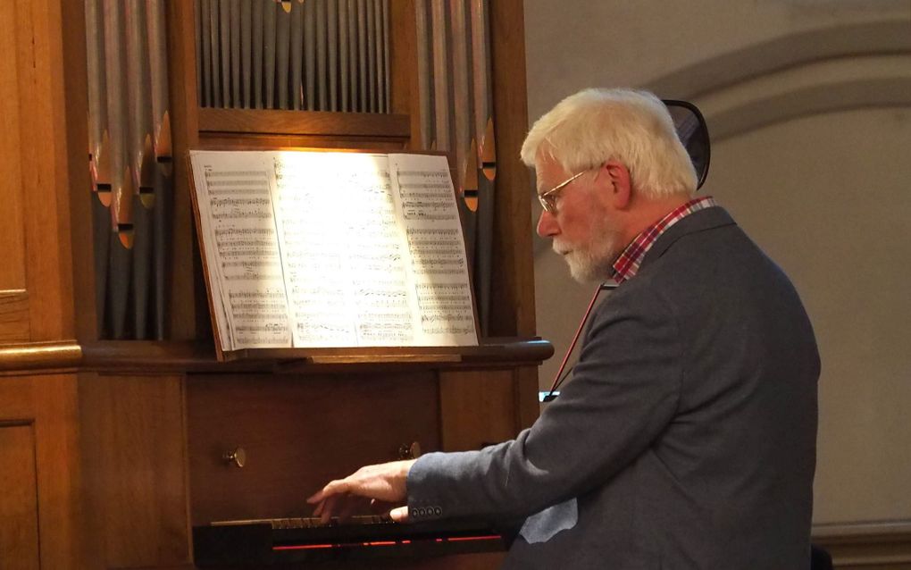 Aad Zoutendijk achter het koororgel van de Grote Kerk in Vlaardingen. beeld Cees Groen