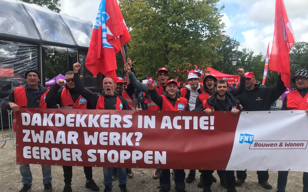 Dakdekkers protesteren in Den Haag. beeld CAO Dakdekkers 2024