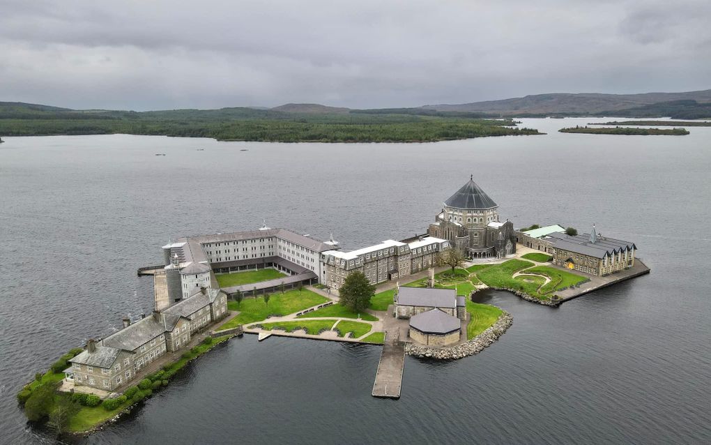 St Patrick’s Purgatory, op een eiland in Lough Derg, Ierland. Volgens een legende was hier de ingang tot het vagevuur. beeld Wild Atlantic Way