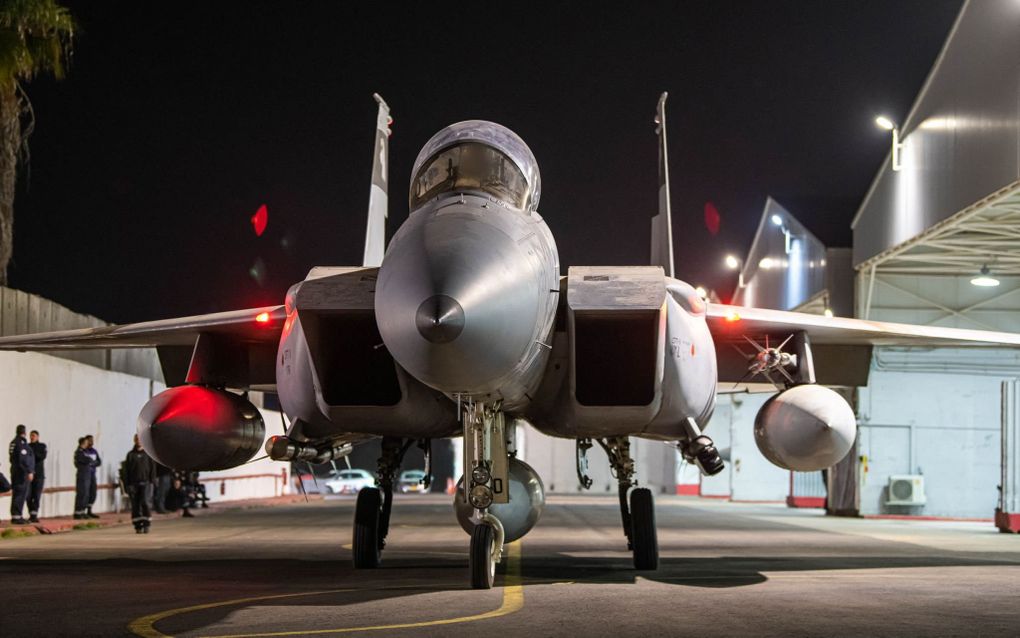 Een Israëlisch gevechtsvliegtuig verlaat de hangar om de aanval op Iraanse doelen uit te voeren. beeld AFP, Israel Army