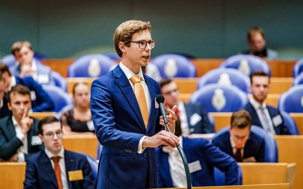 Johan Roodnat tijdens een debat met andere politieke jongerenorganisaties in de Tweede Kamer. beeld Hanno de Vries