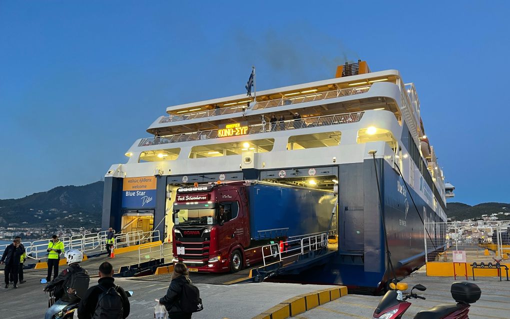 Aankomst met de Scania S650 V8 op Lesbos in de havenplaats Mytilini. beeld Henri Kragt