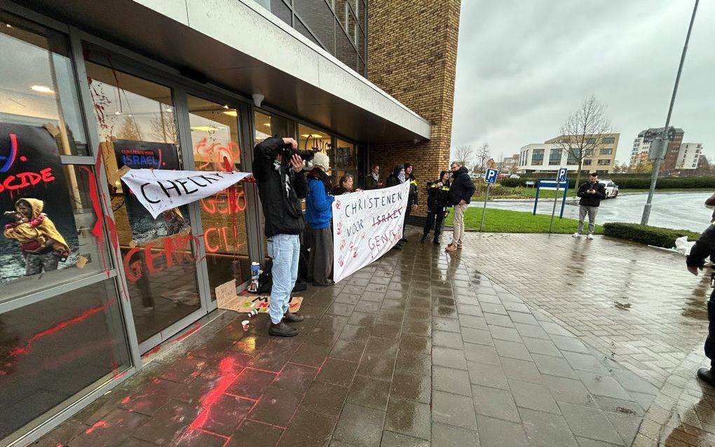 Het Israëlcentrum in Nijkerk werd maandag beklad met verschillende leuzen. beeld Alexander Blom