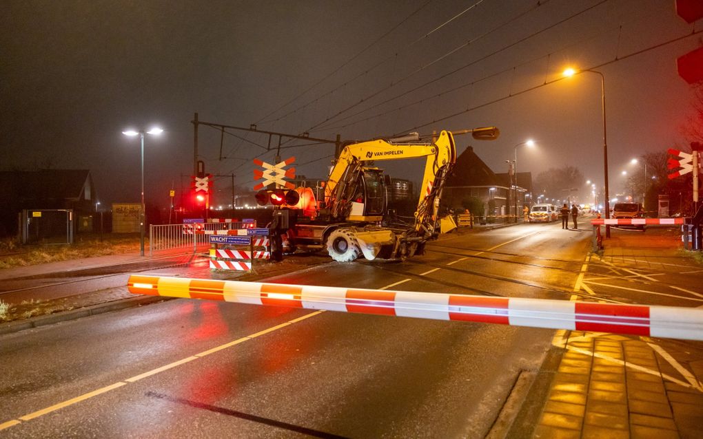 Door een aanrijding tussen een trein en een graafmachine ligt het treinverkeer tussen Utrecht Centraal en Driebergen-Zeist stil. de machinist van de trein raakte door de aanrijding lichtgewond. In de intercity die reed tussen Utrecht en Arnhem zaten op het moment van de aanrijding zo'n 25 mensen. beeld ANP, Menno Bausch