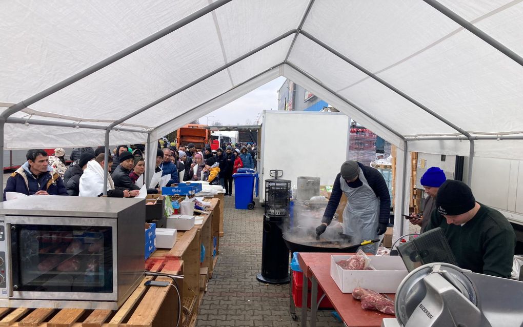 Lange rij voor de kraam. Een groep Genemuidenaren deelde drie jaar geleden na het uitbreken van de oorlog in Oekraïne duizenden maaltijden uit aan de Poolse grens. beeld Bennie Brouwer 