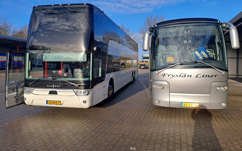 Links de nieuwe bus. Rechts het oude exemplaar. beeld Johan Oldenhage 