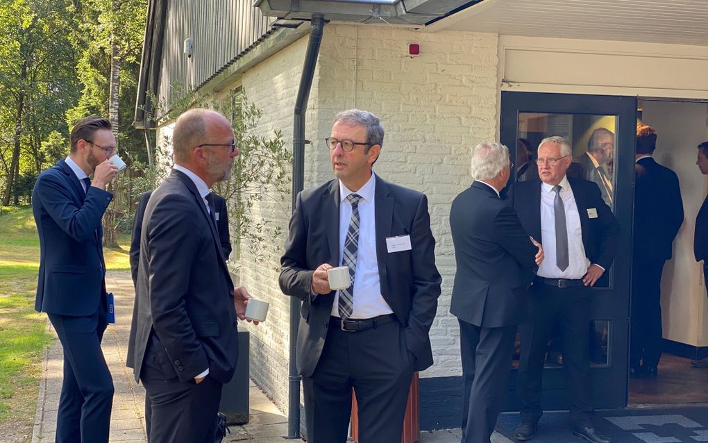 Een groep mannen in pak.