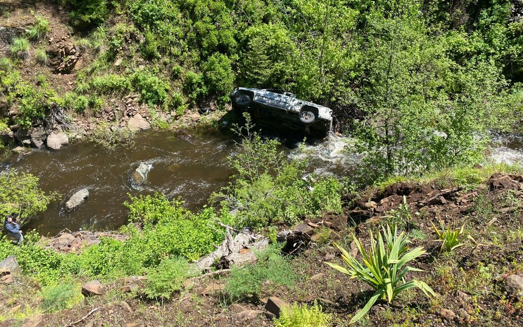 De auto van Brandon Garrett nadat hij in het ravijn reed. beeld Baker County Sheriff