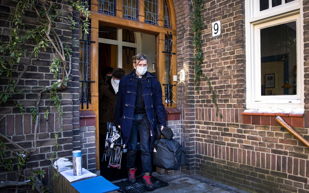 Pastor Pierre Valkering verlaat op last van een deurwaarder zijn woning. Valkering werd in 2019 ontslagen door het bisdom Haarlem-Amsterdam wegens openbaringen over zijn homoseksuele geaardheid, wisselende seksuele contacten en worsteling met een pornoverslaving. beeld ANP, Ramon van Flymen